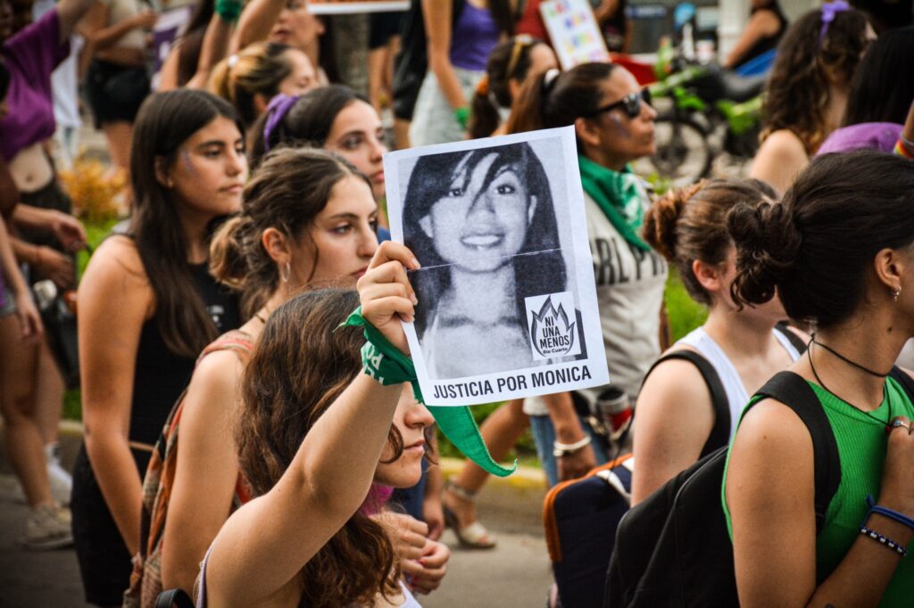 Registro fotográfico del 8M en Rio cuarto. Las feministas paramos contra el hambre y el ajuste.